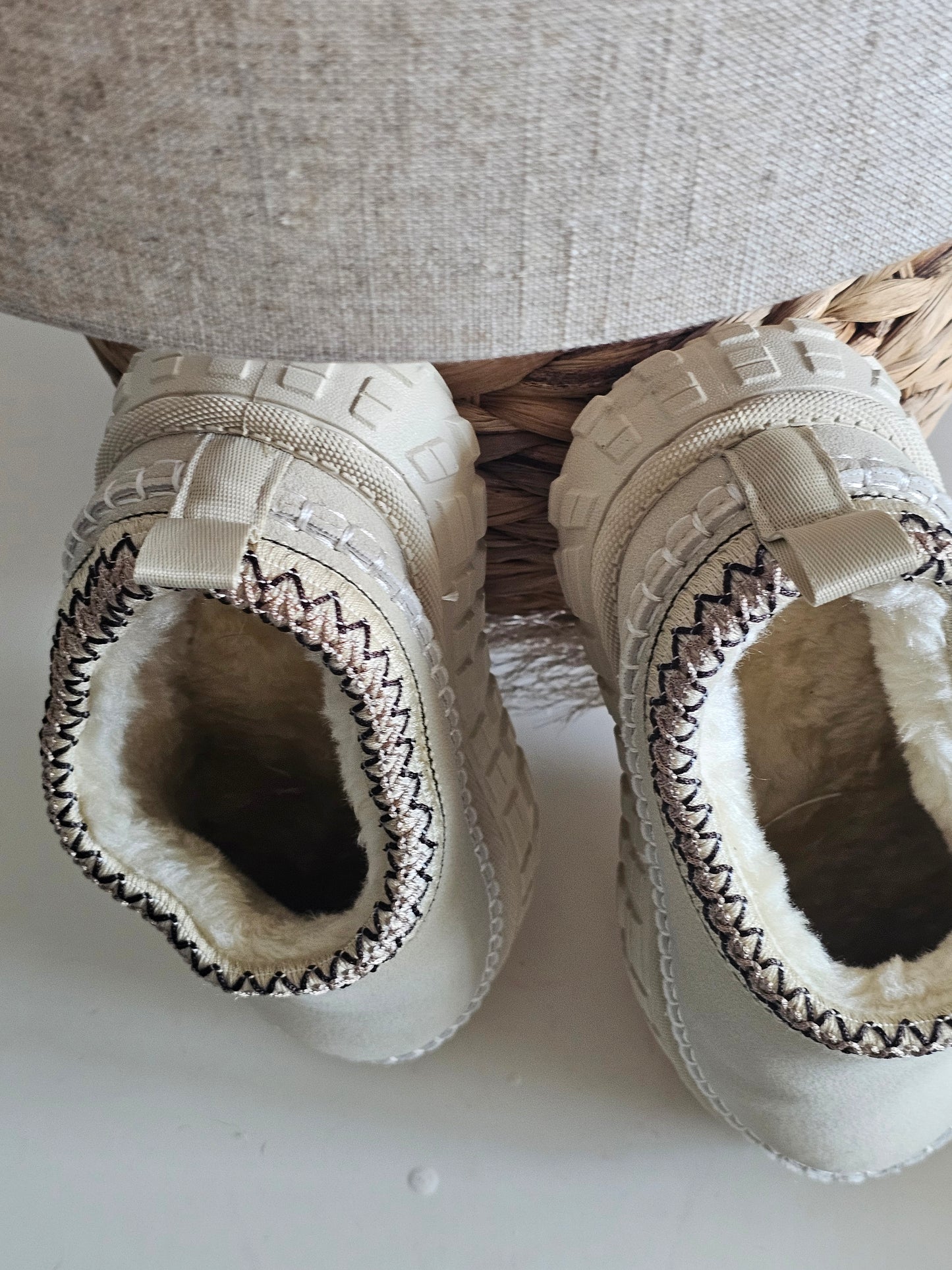 Contrast Stitch Detail Suede Pu Plush Slippers